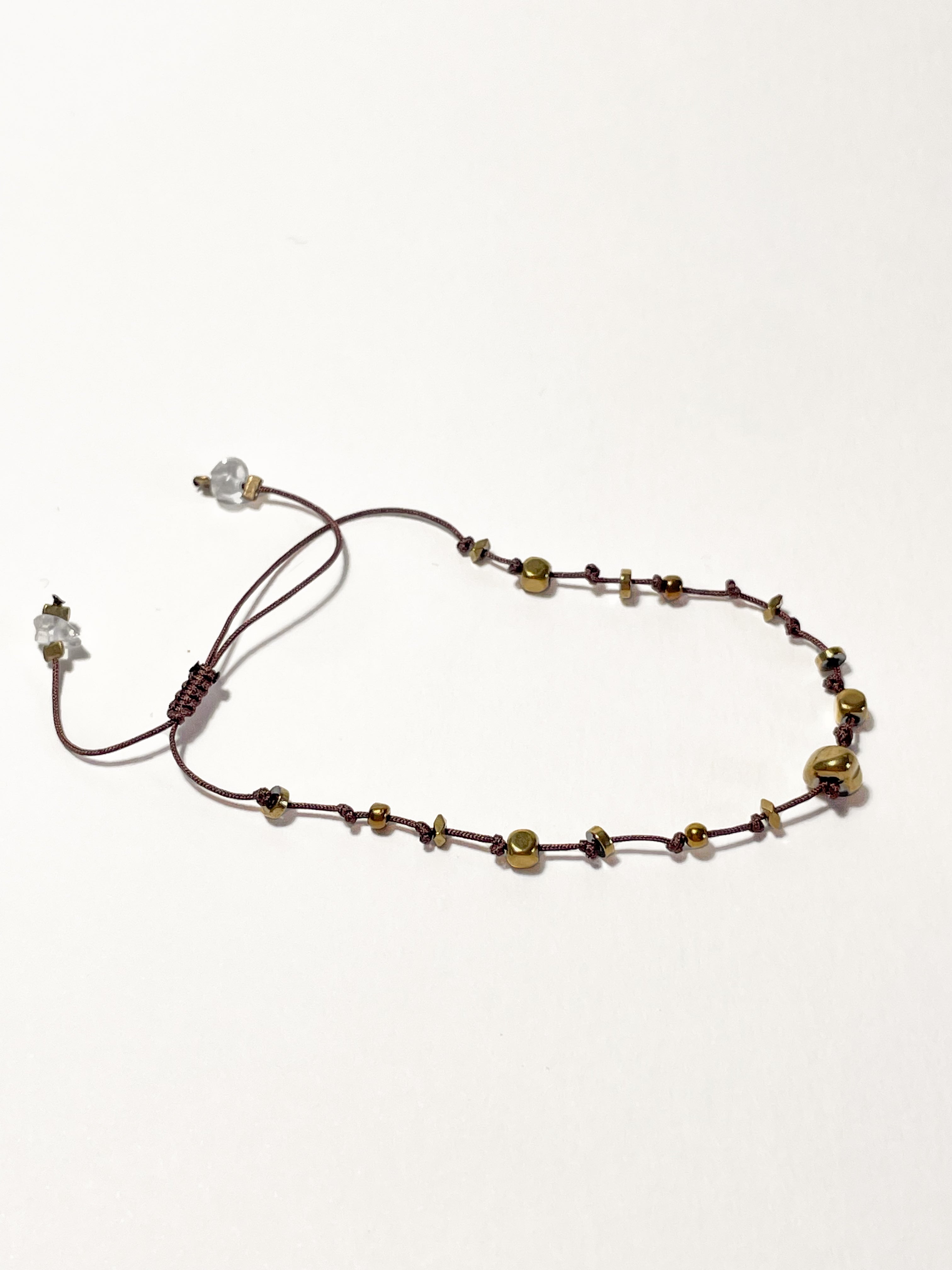 bracelet fin en hematite dorée, noeud coulissant marron