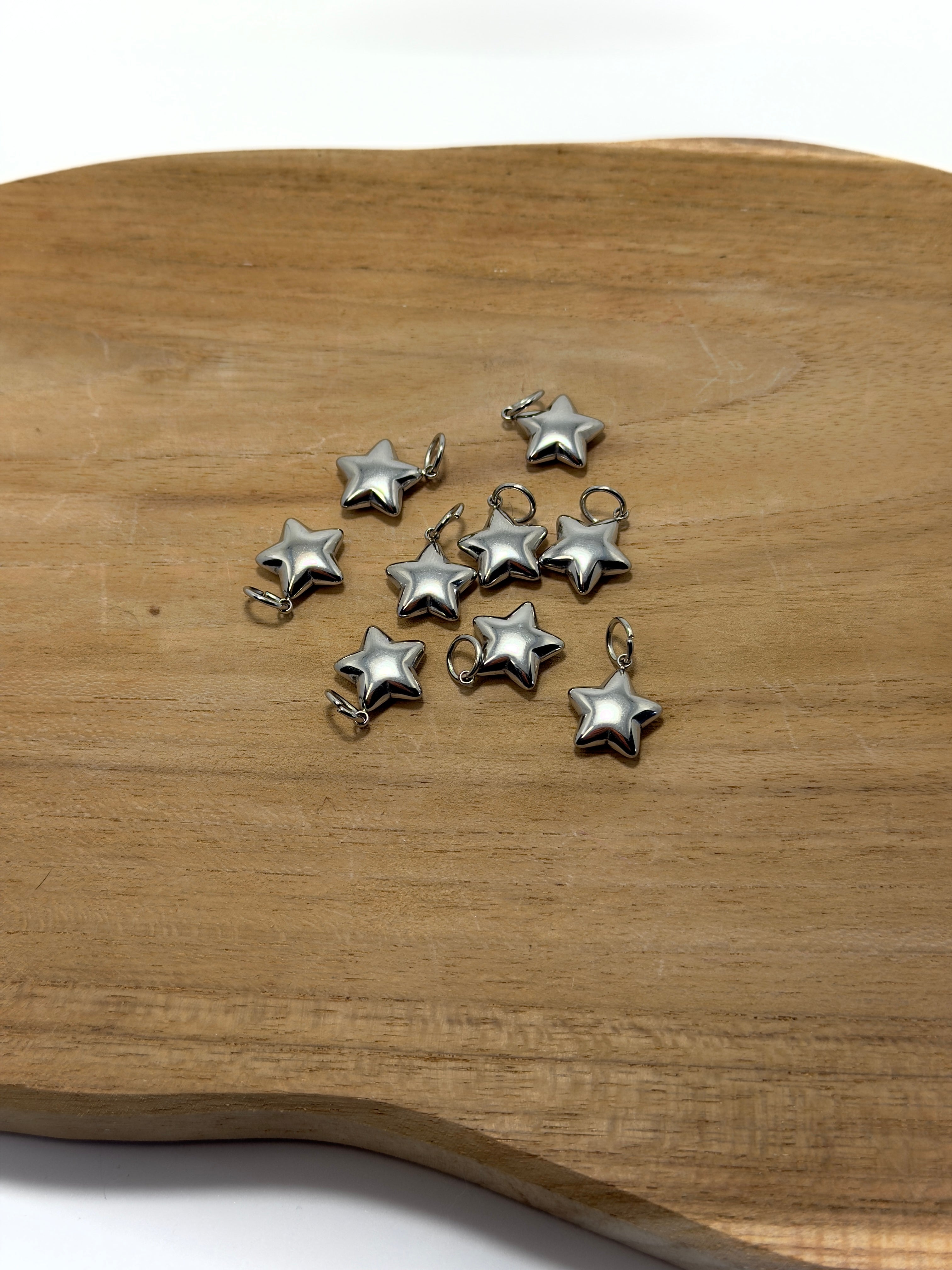 Breloque étoiles bombée en acier inoxydable argenté pour personnaliser ta boucle 