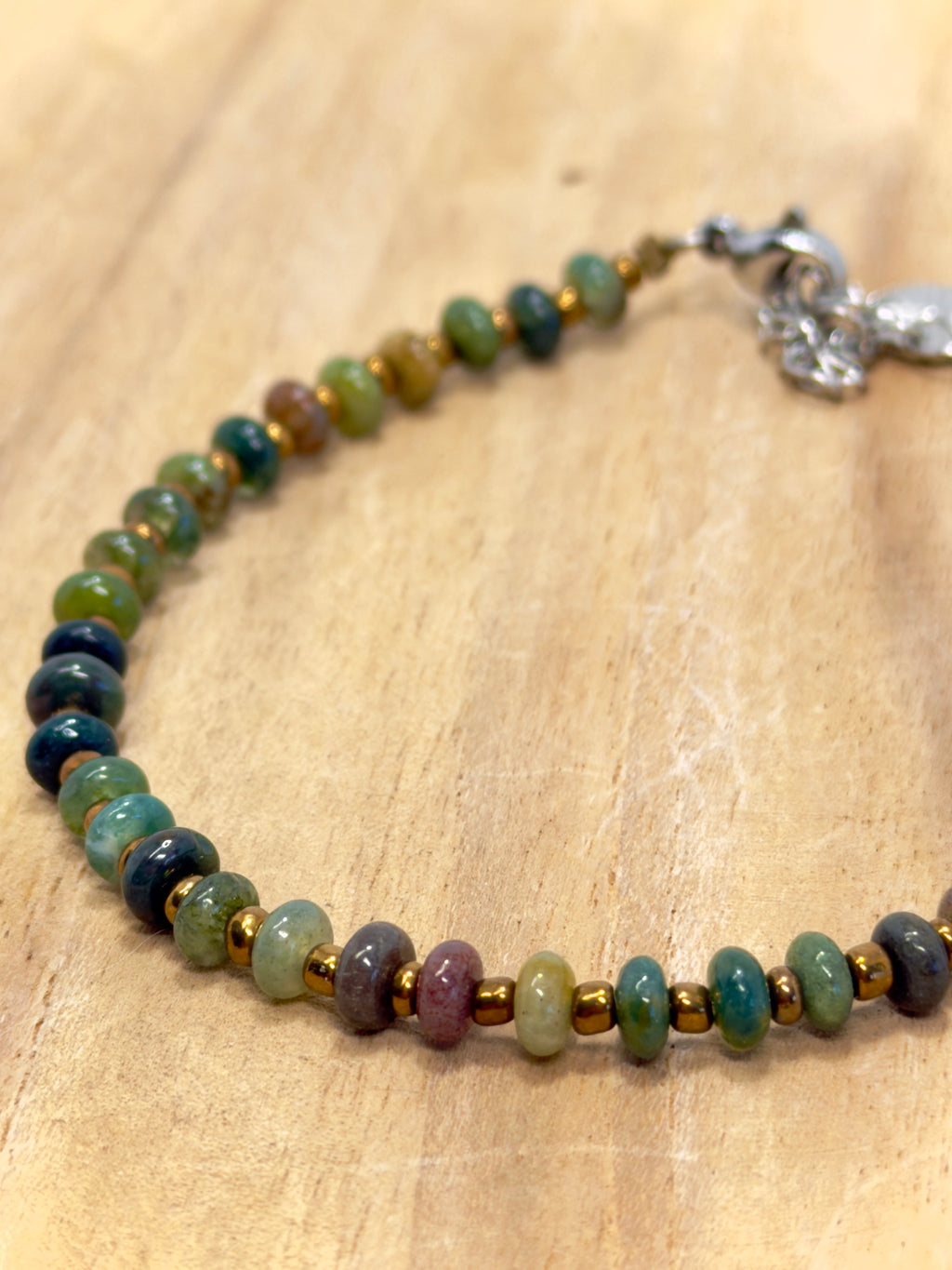 Close up sur bracelet homme en agate indienne et acier inoxydable 