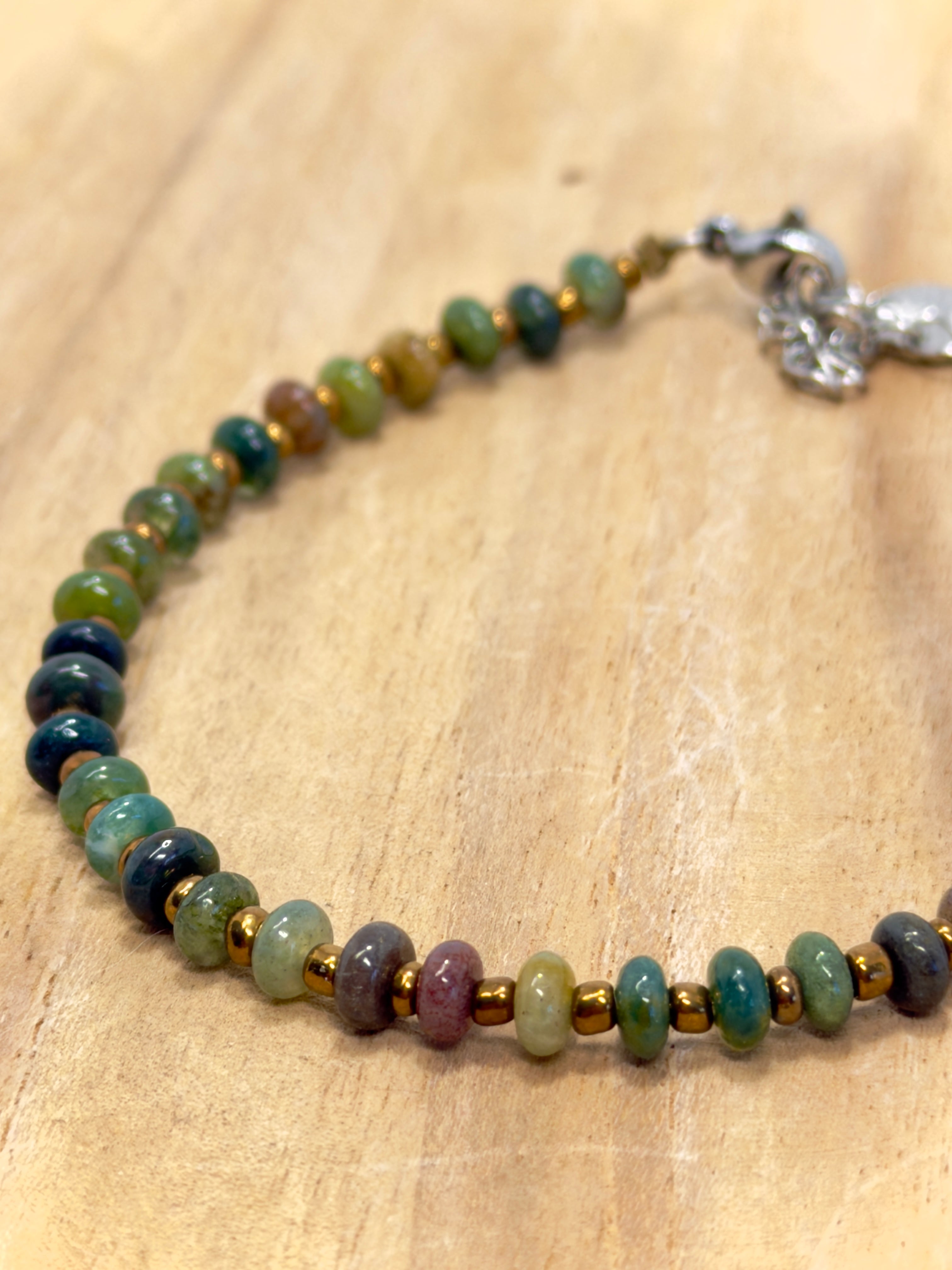 Close up sur bracelet homme en agate indienne et acier inoxydable 