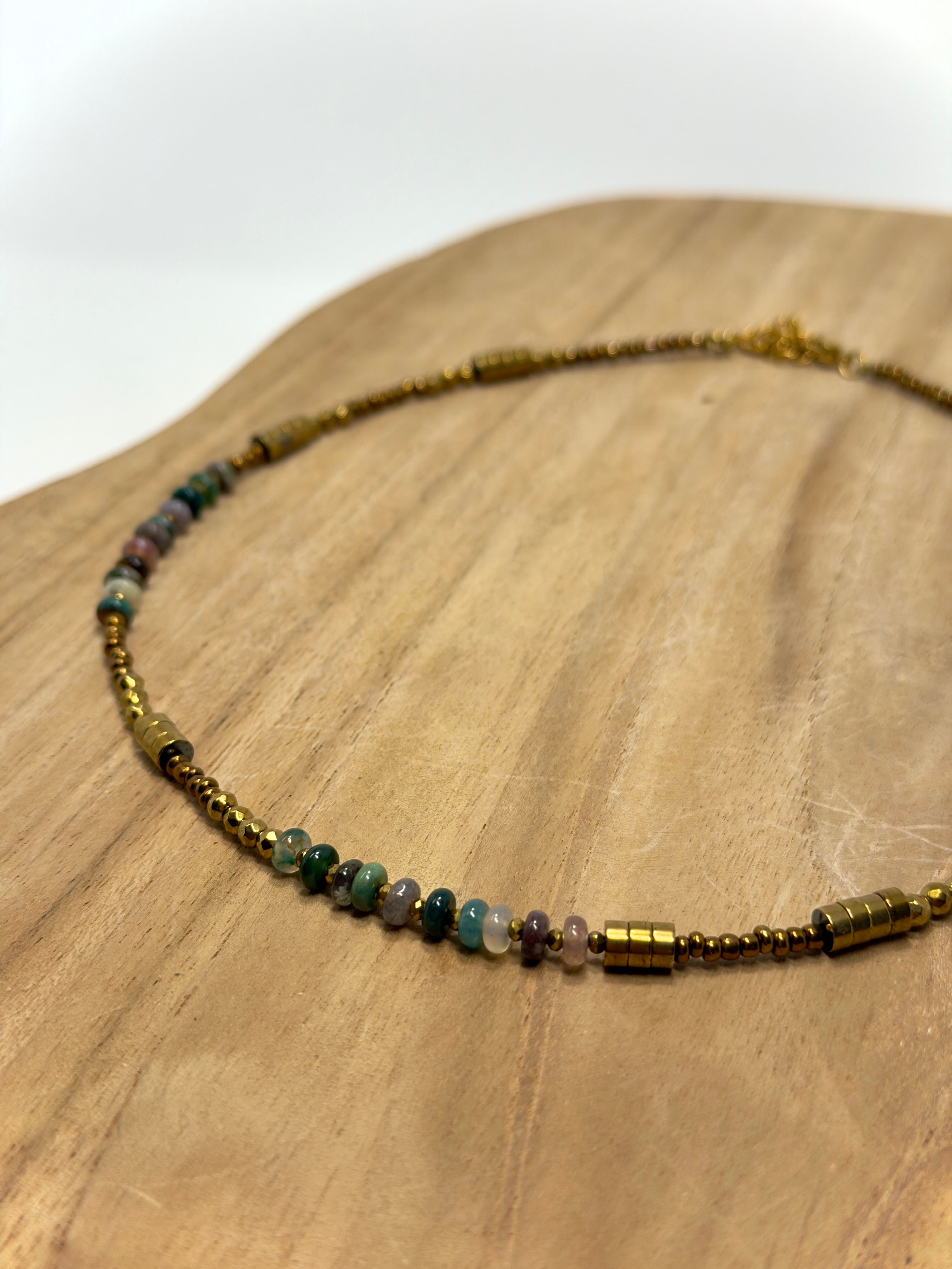 Zoom sur collier pour femme en pierres naturelles et agate indienne 
