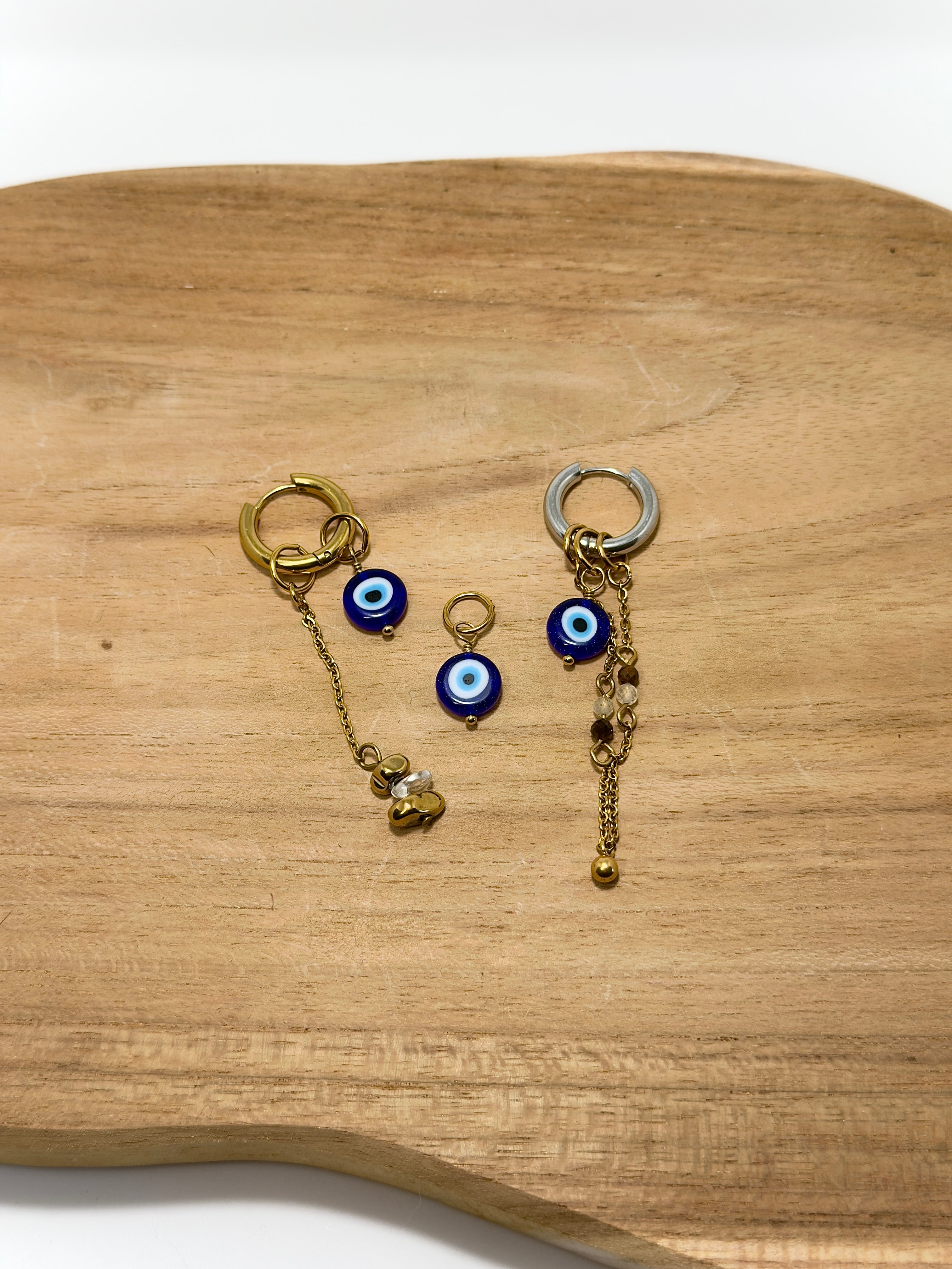 Boucle d'oreille avec breloque oeil grec en verre 