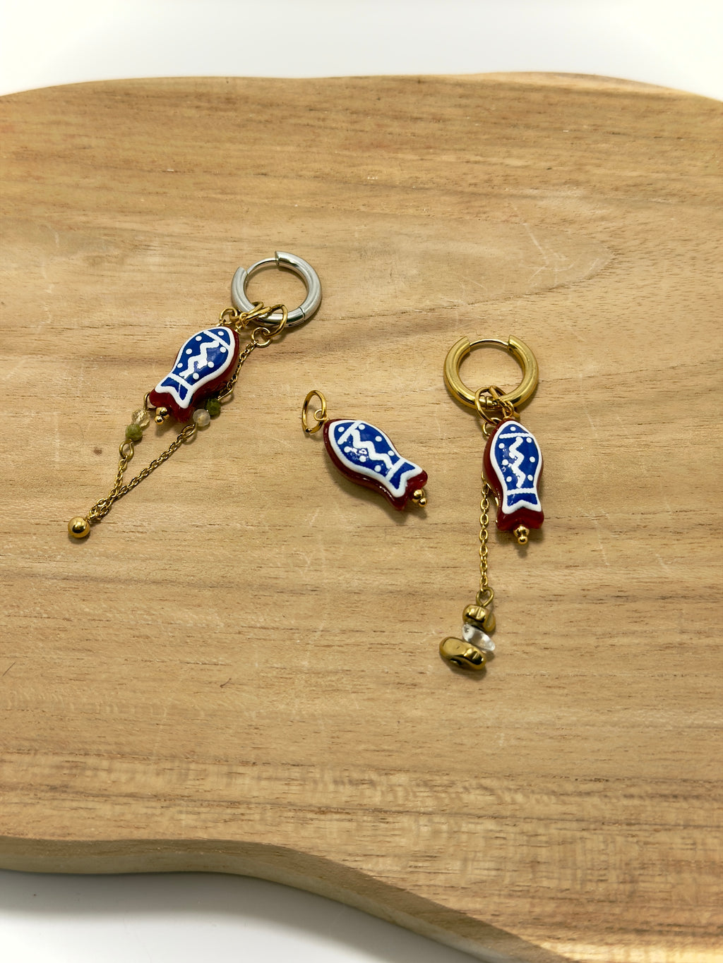 Boucle d'oreille avec breloque poisson en céramique 