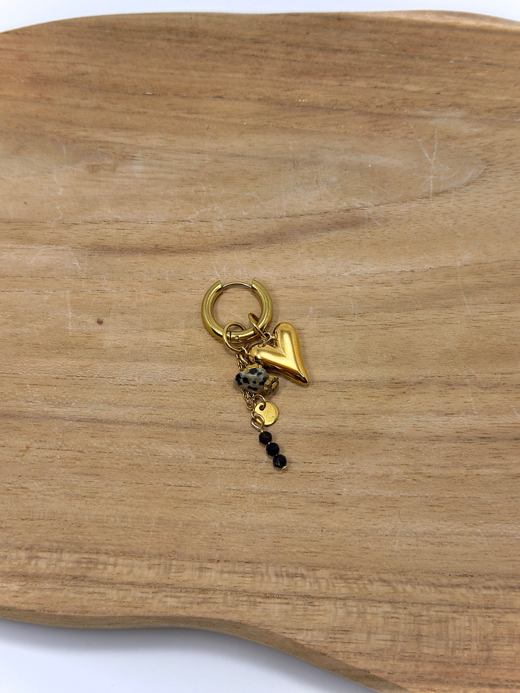 Breloque avec pierre blanche mouchetée et perles noires