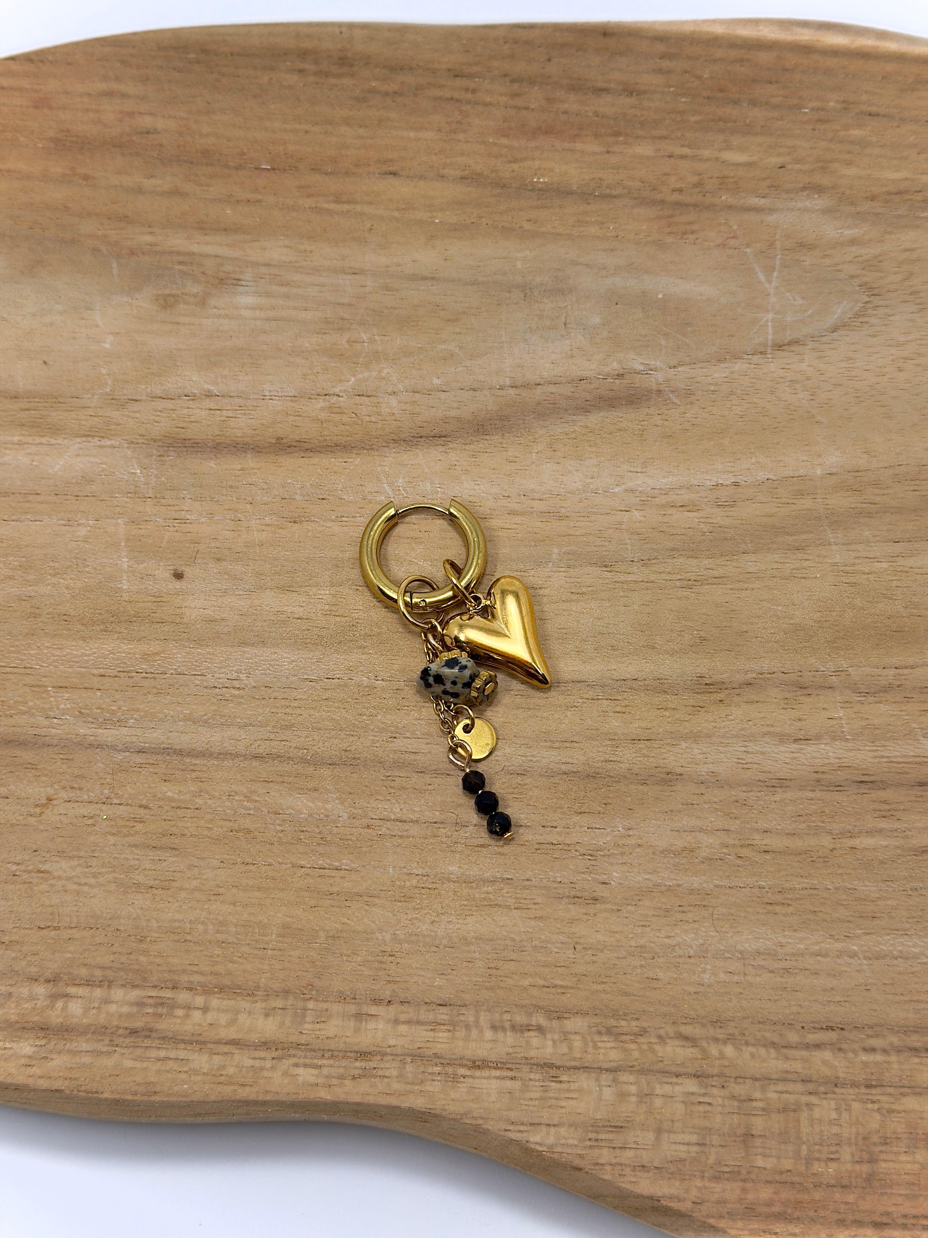 Breloque avec pierre blanche mouchetée et perles noires