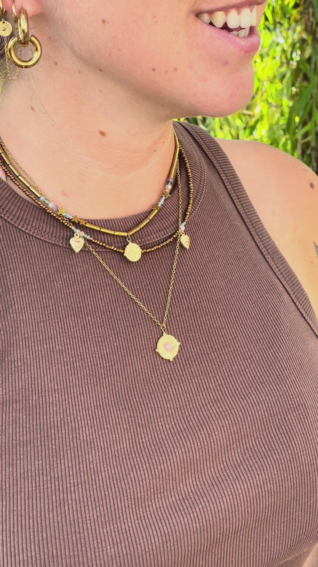 Collier multi-rangs porté 