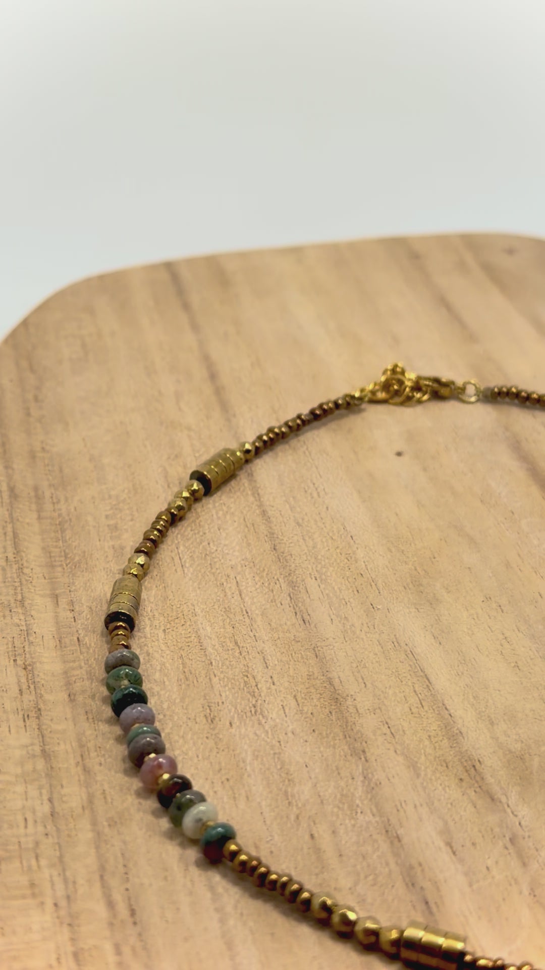 Vidéo close up sur Djerba, collier de perles