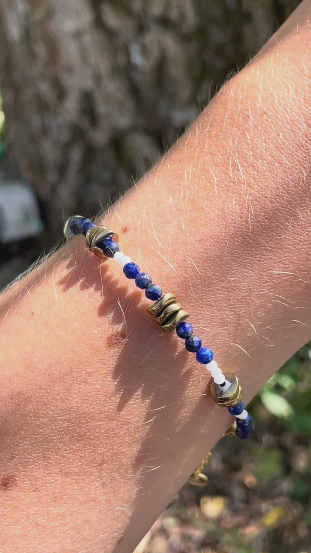 Bracelet en perles bleues foncées et doré