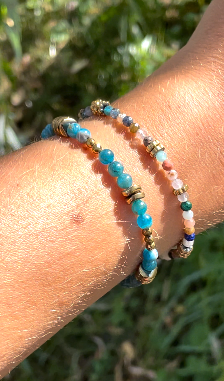 Vidéo bracelet multicolore en pierres naturelles et acier inoxydable et bracelet en perles bleues