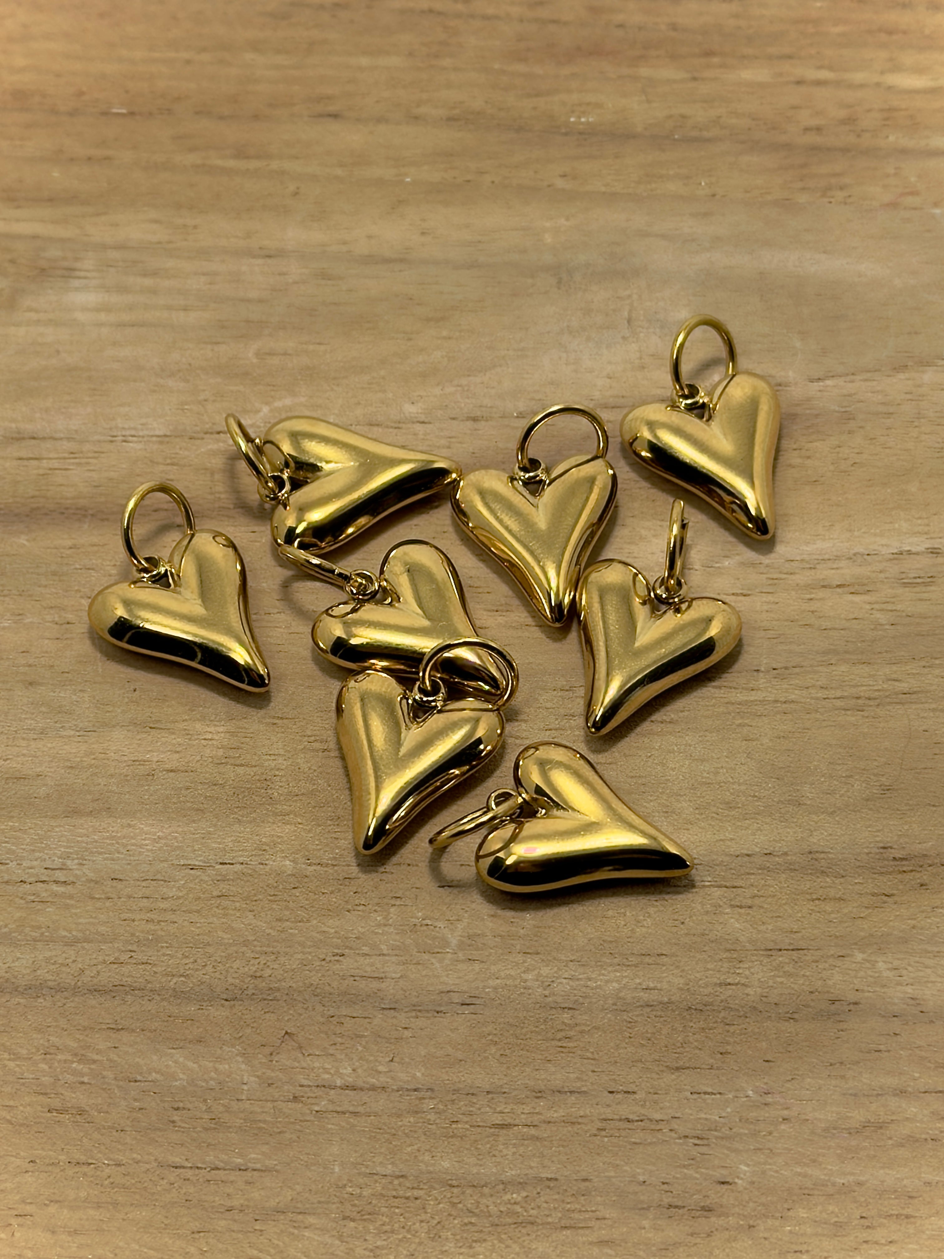 Zoom sur les breloques coeurs en acier inoxydable pour boucles d'oreille