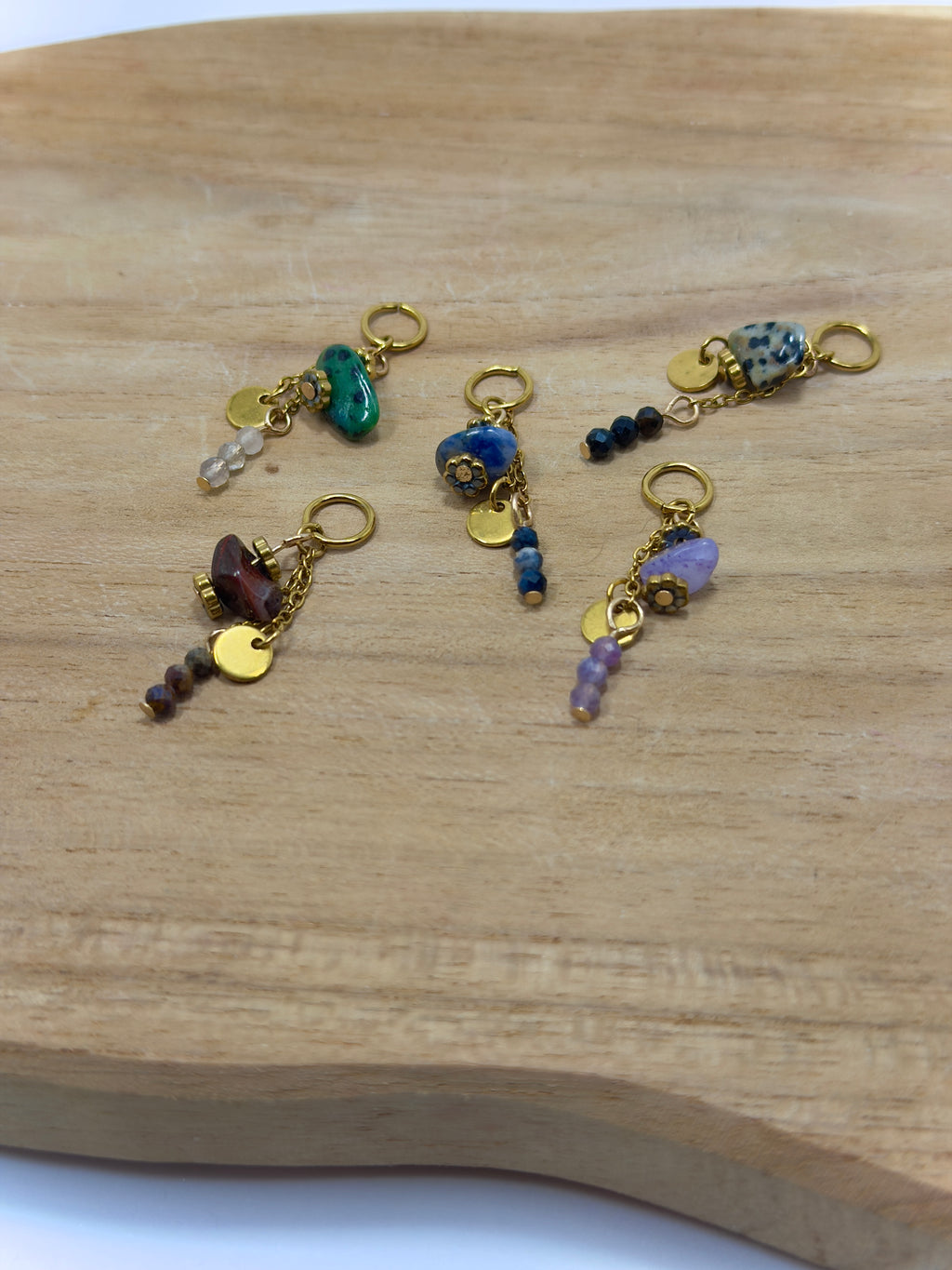 Zoom sur breloques faites main en pierres naturelles et acier inoxydable pour personnaliser ta boucle d'oreille 