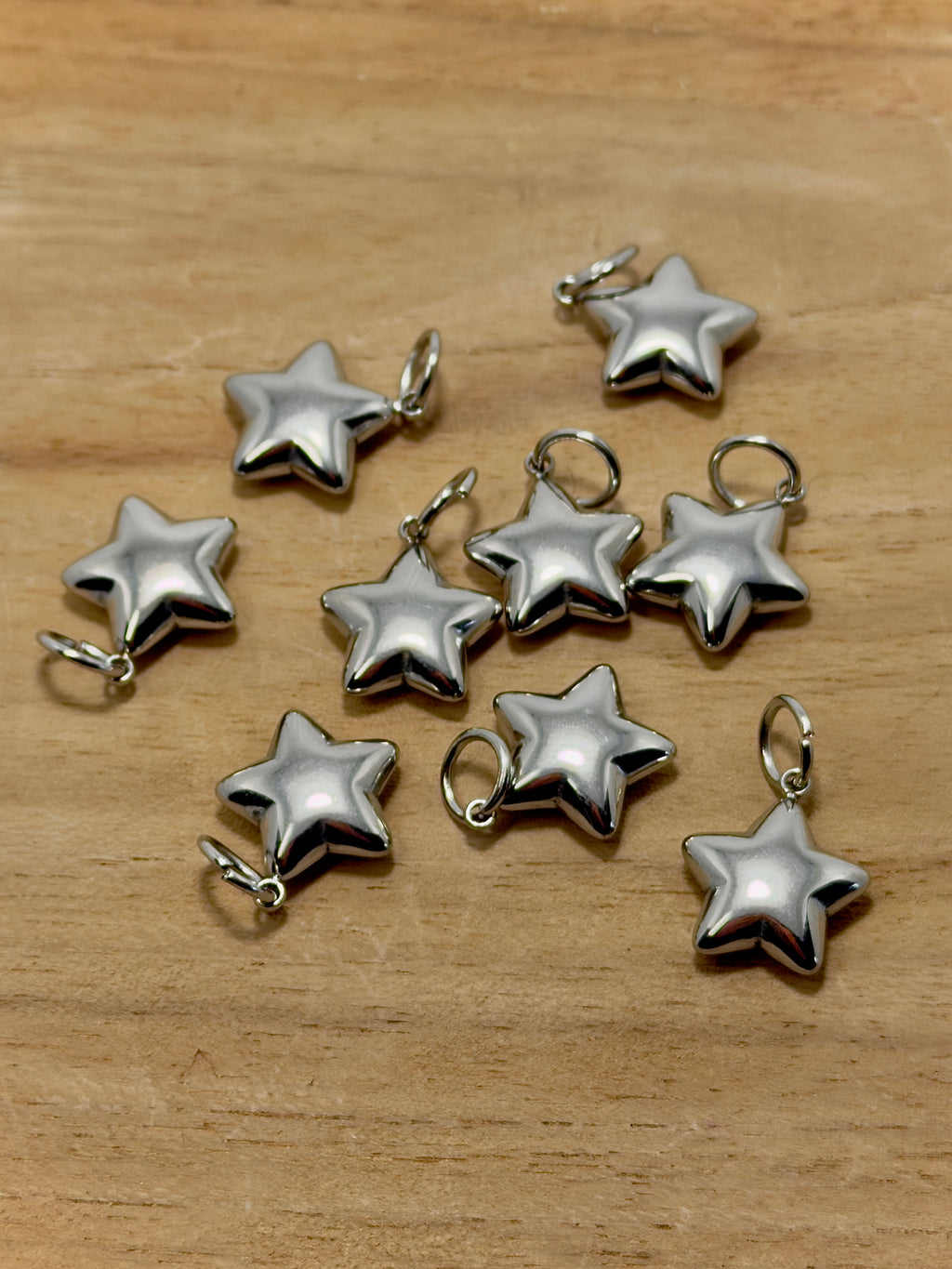 Zoom sur breloque étoiles en acier inoxydable argenté 