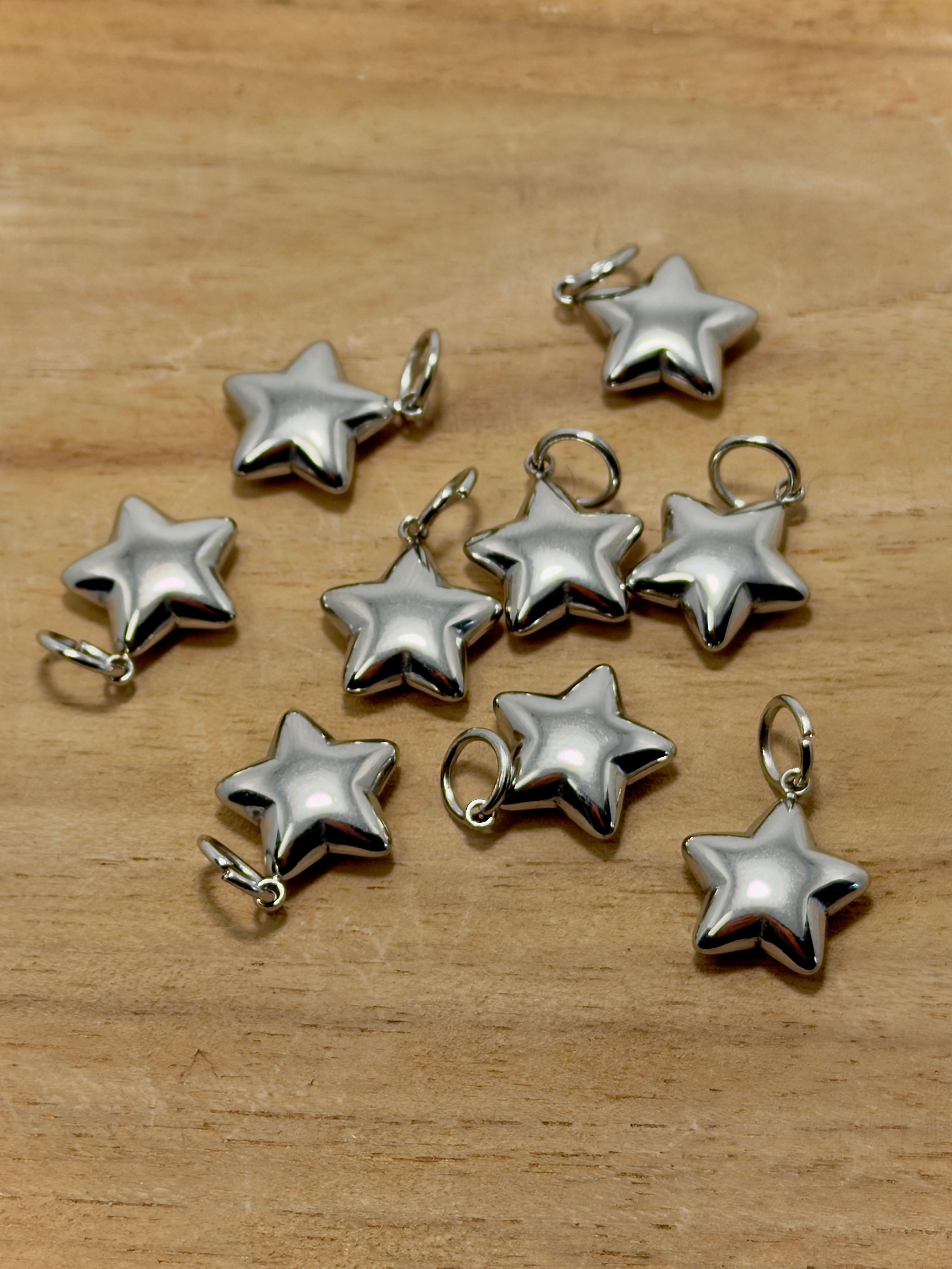 Zoom sur breloque étoiles en acier inoxydable argenté 