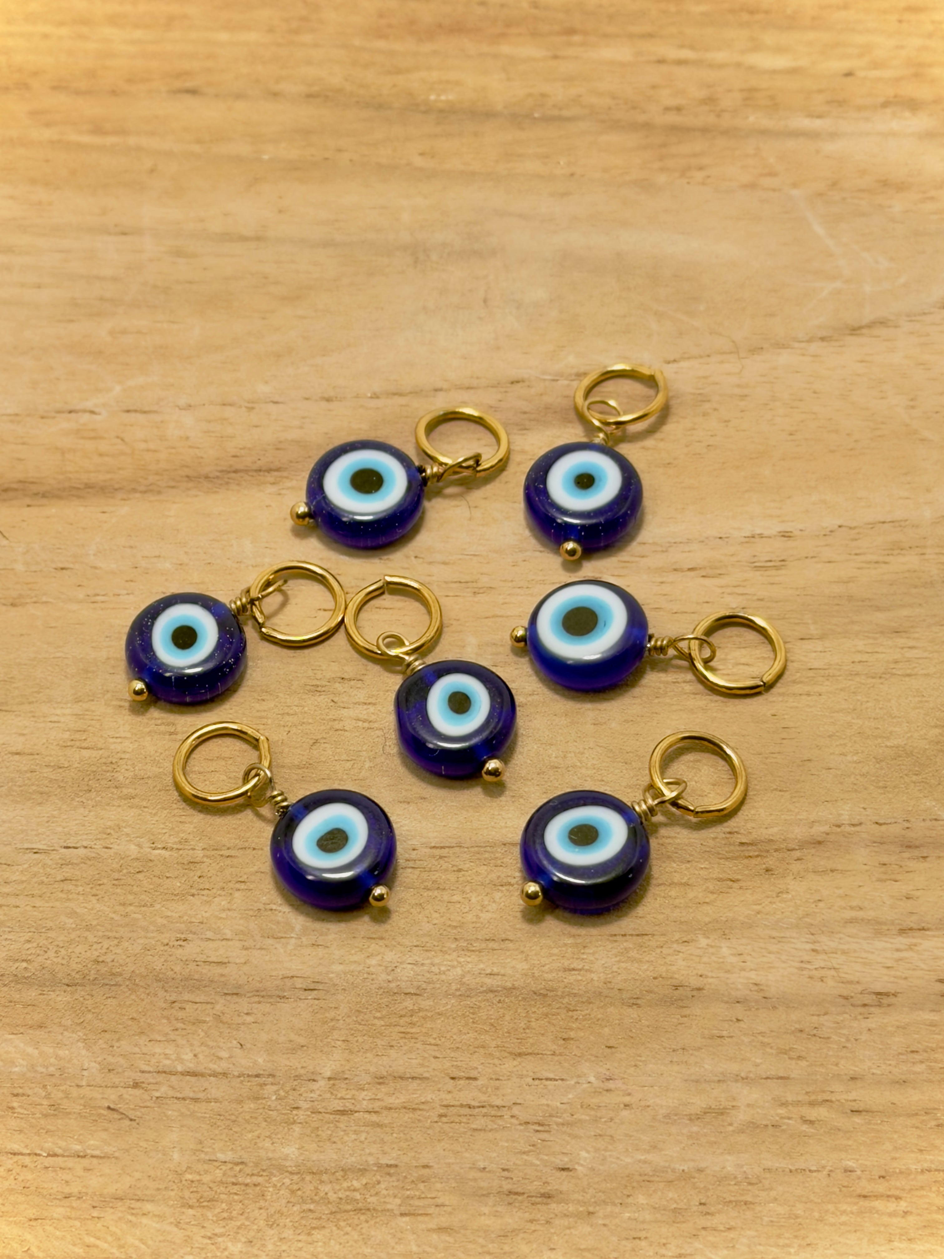 Zoom sur breloque oeil grec en verre et acier inxoydable 