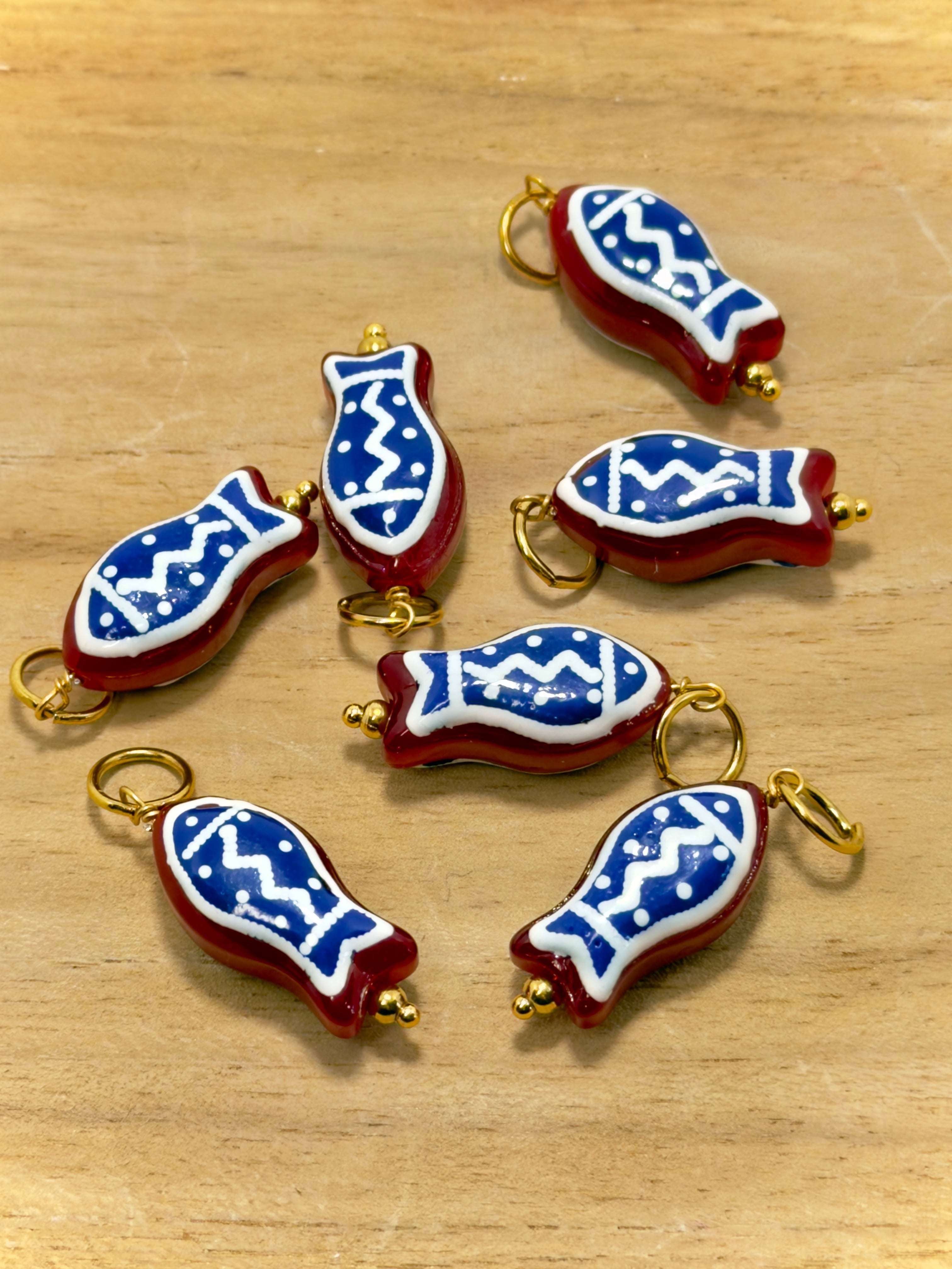 Zoom sur breloque poisson en céramique pour personnaliser ta boucle d'oreille 