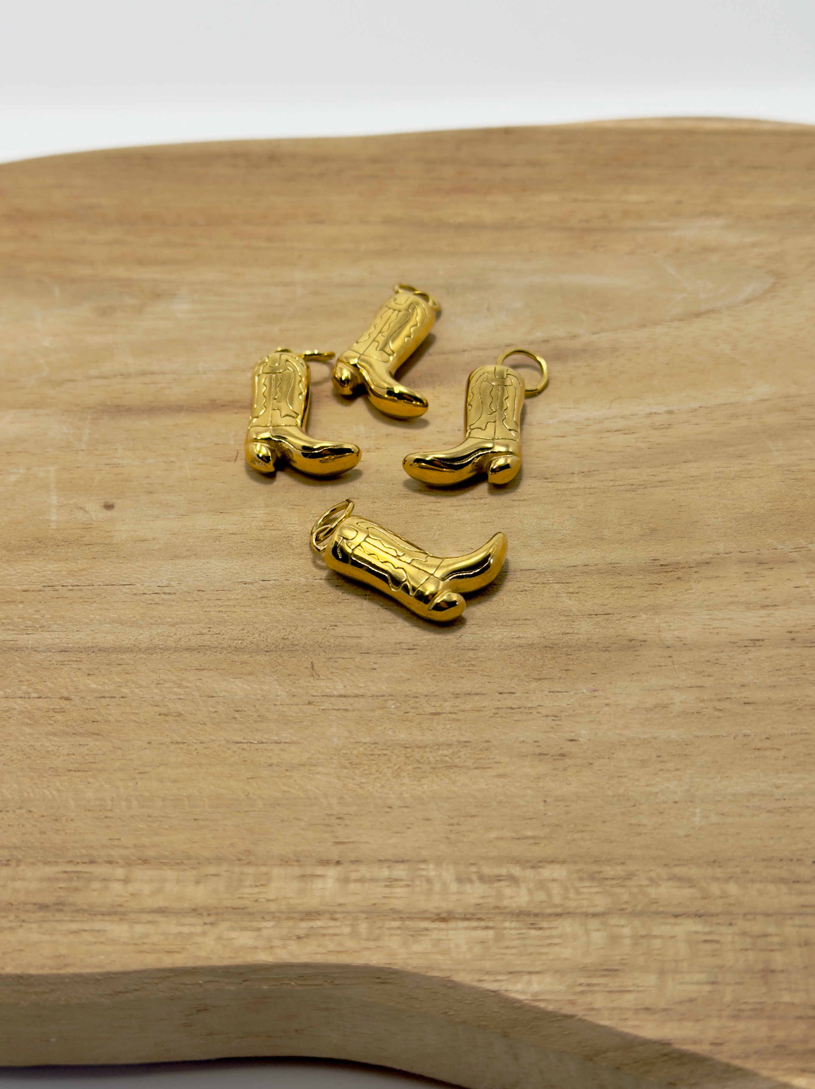 Zoom sur breloque santiague en acier inoxydable dorée 3D 